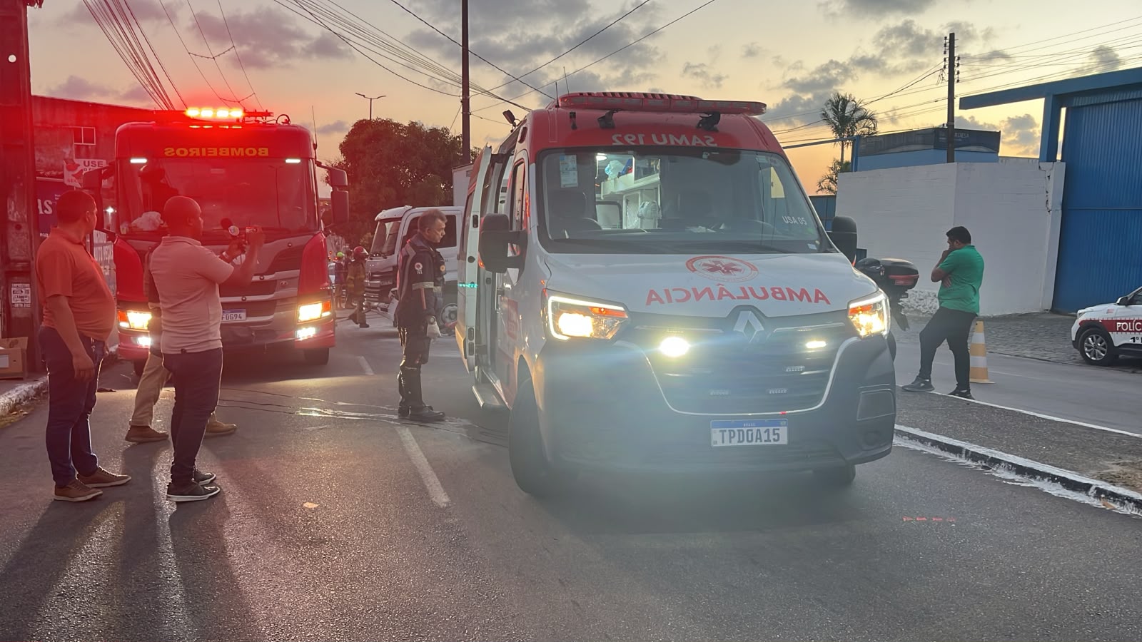 Homem perde a vida e outro fica ferido após caminhão atingir moto e bicicleta em João Pessoa
