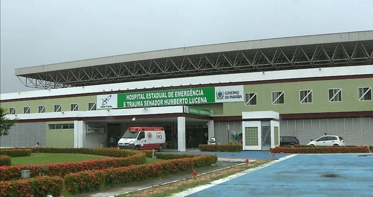 Homem se afoga na praia de Cabo Branco e é internado em estado grave, em João Pessoa