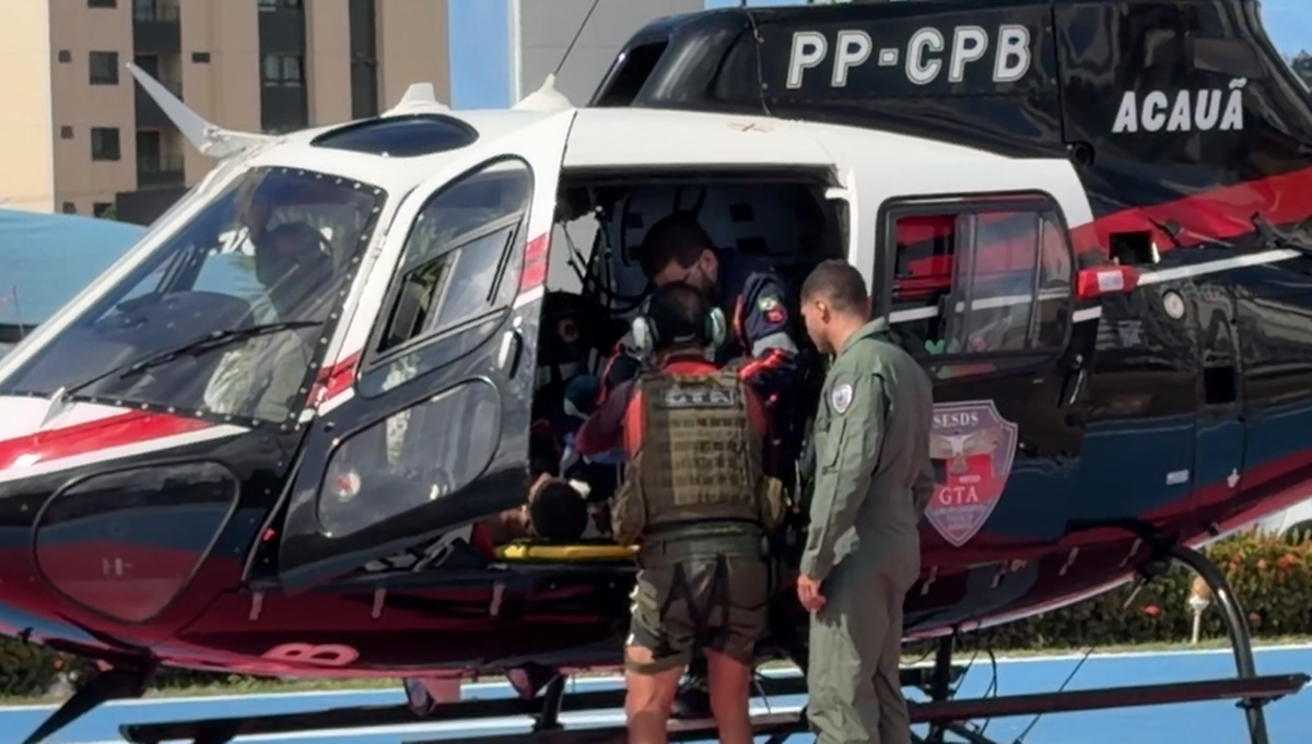 Homem é salvo de afogamento em praia e levado em estado grave para hospital, em João Pessoa