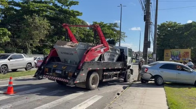 Imagens mostram momento em que mulher e criança de 5 anos são atropeladas por caminhão