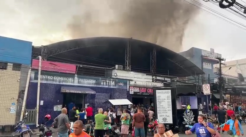 Incêndio destrói totalmente quatro lojas do Centro Comercial de Passagem, em João Pessoa