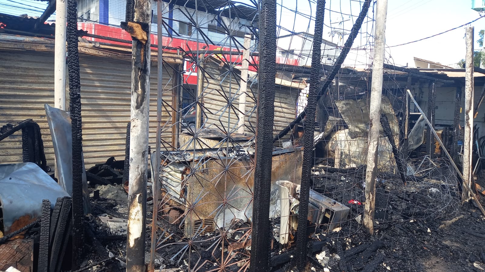 Incêndio destrói bar e loja de roupas, em João Pessoa