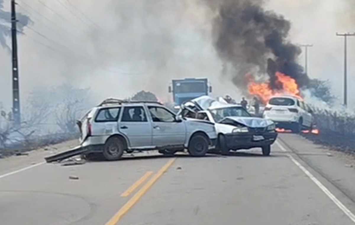 Em destaque: Criança está internada em estado grave após acidente com seis carros em Alhandra, na Paraíba