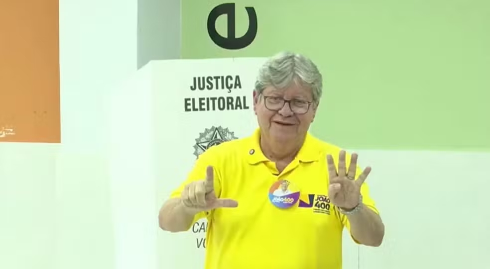João Azevêdo fala que está 'à disposição do povo' no primeiro discurso após vitória na Paraíba
