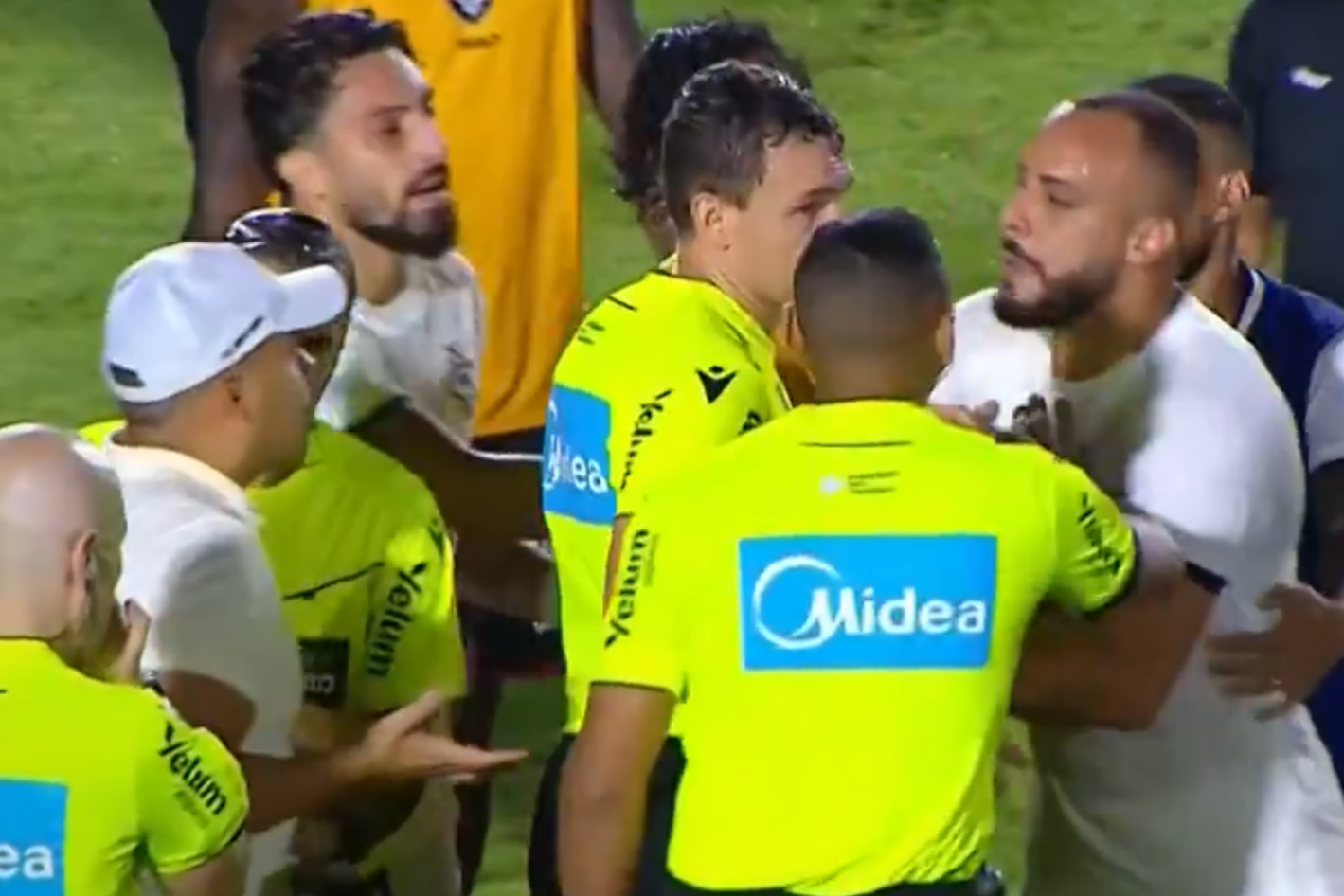 Lei Vini Jr.: entenda o motivo da expulsão de Arthur Cabral em duelo do Botafogo contra o Vitória
