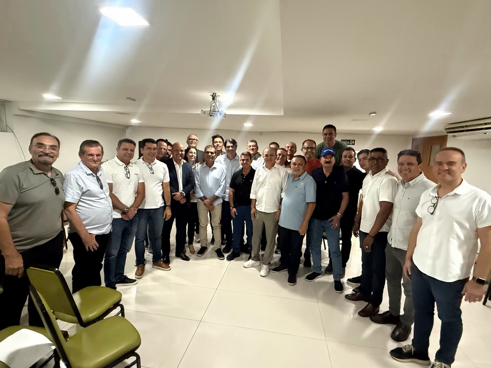 Leo Bezerra reúne bancada após eleição e deve anunciar medidas sobre limpeza urbana