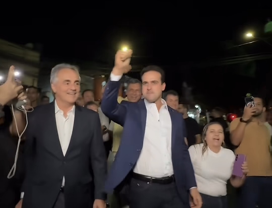 Lucas Ribeiro chega a debate com Cartaxo e aumenta especulação sobre vice na chapa