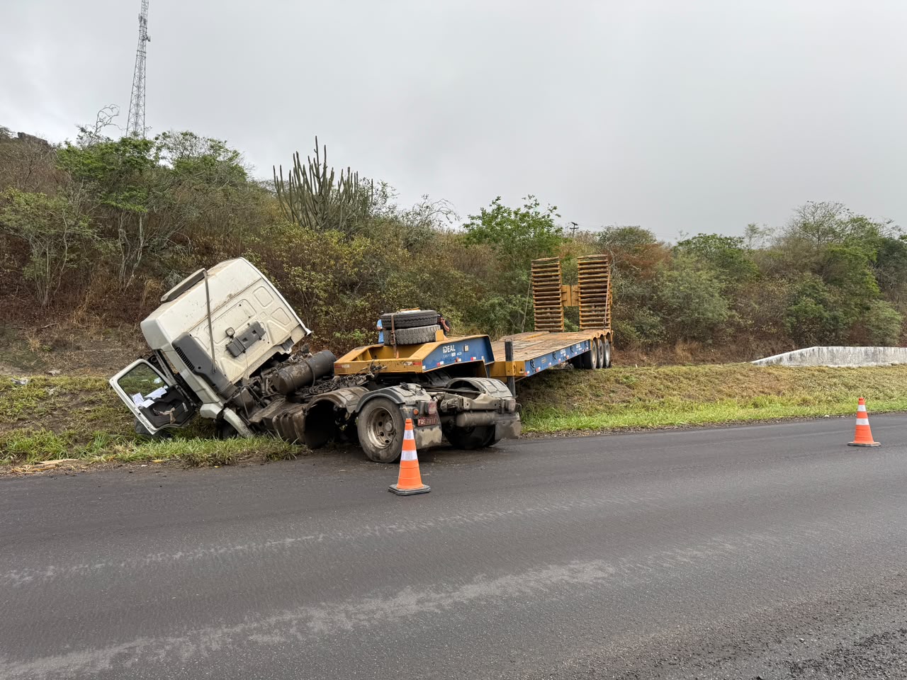 Motorista fica ferido após perder controle de caminhão e tombar na BR-230, em Campina Grande