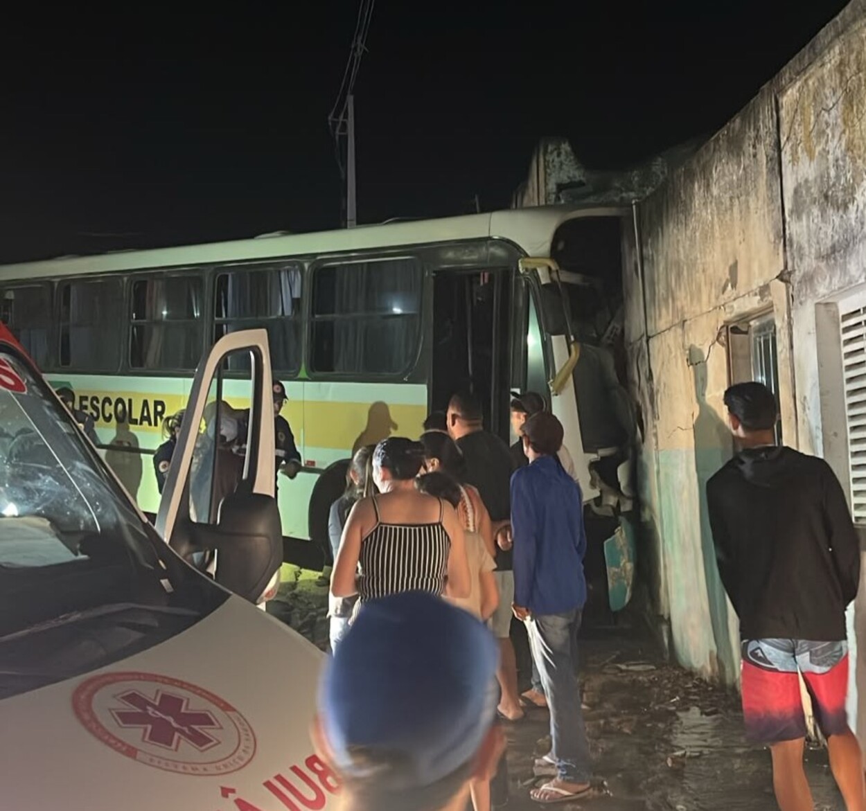 Motorista morre e estudantes ficam feridos após ônibus escolar bater em muro, em Aroeiras