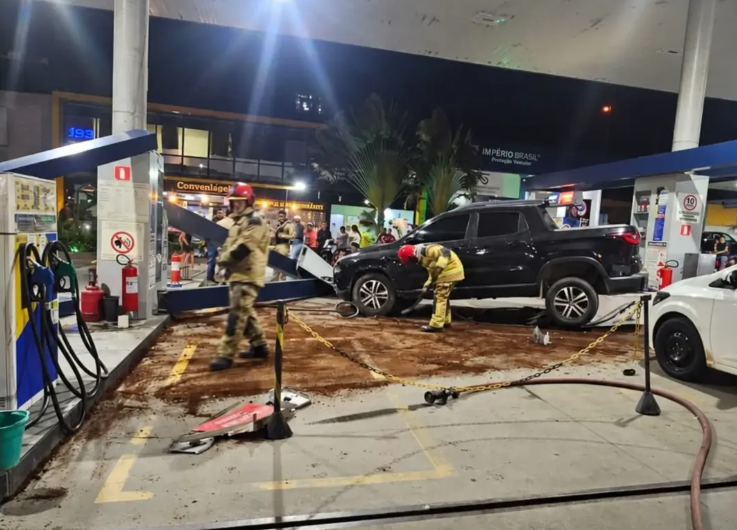 Motorista perde controle de carro, atinge bomba de combustível e motociclistas em Mamanguape
