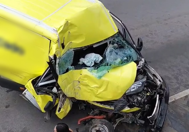 Motorista perde controle de van e bate em pilastra de passarela em João Pessoa