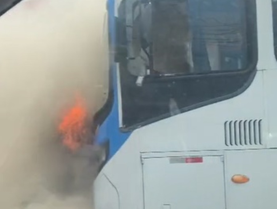 Em destaque: Ônibus pega fogo em João Pessoa após pane elétrica