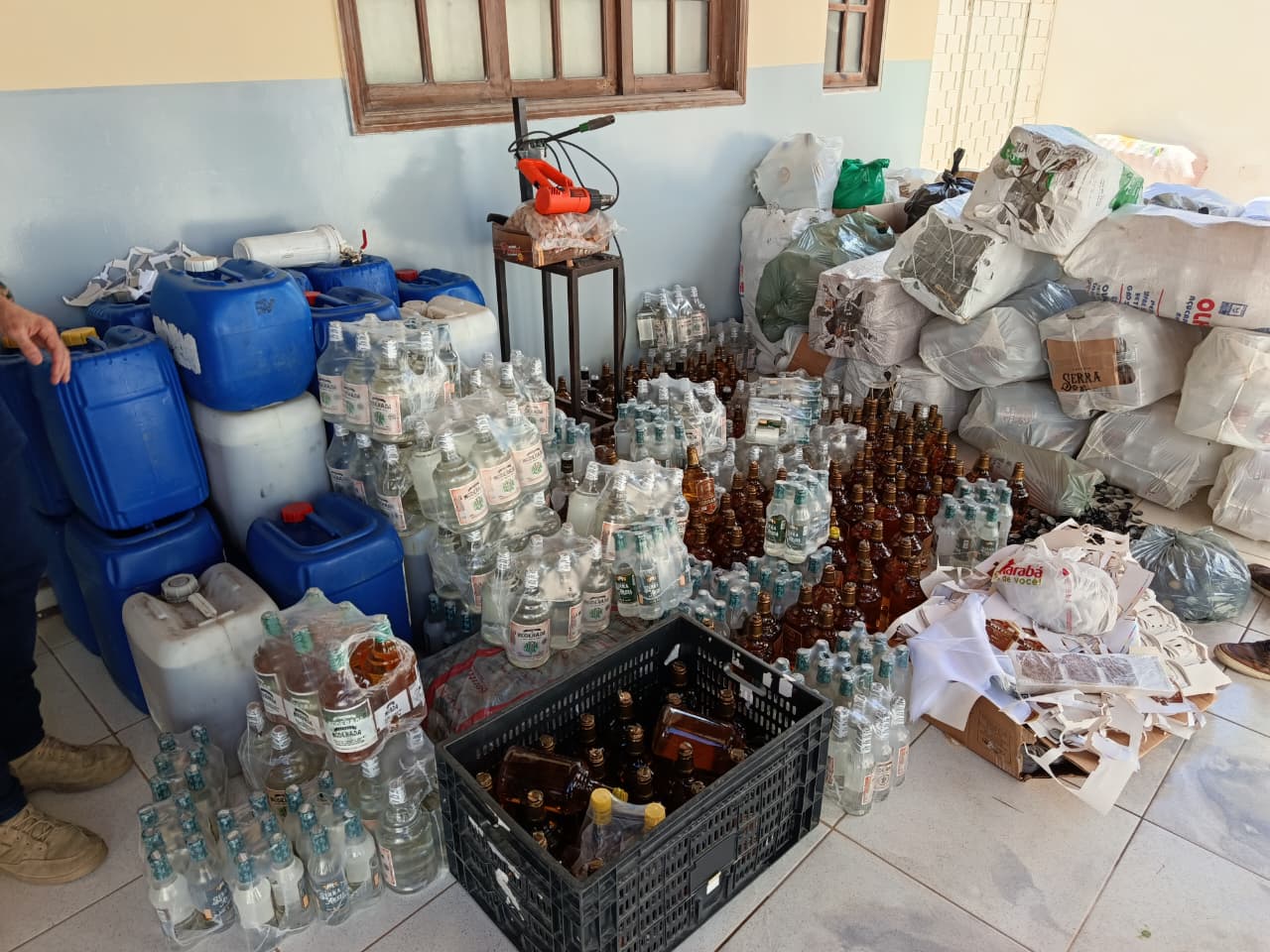 Operação fecha fábrica clandestina de cachaça em Serra Branca, na PB