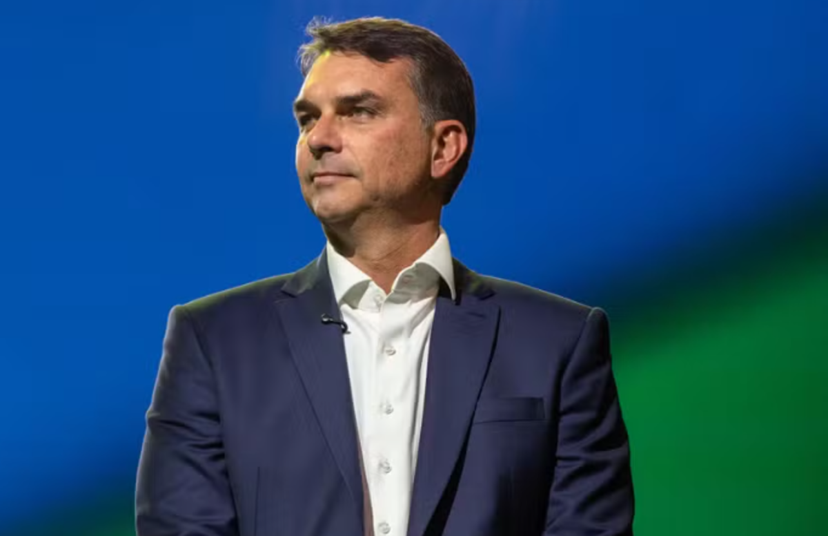 Em destaque: Após fugir do Brasil, Flávio fala em fraude na eleição e se diz 'presidente eleito'