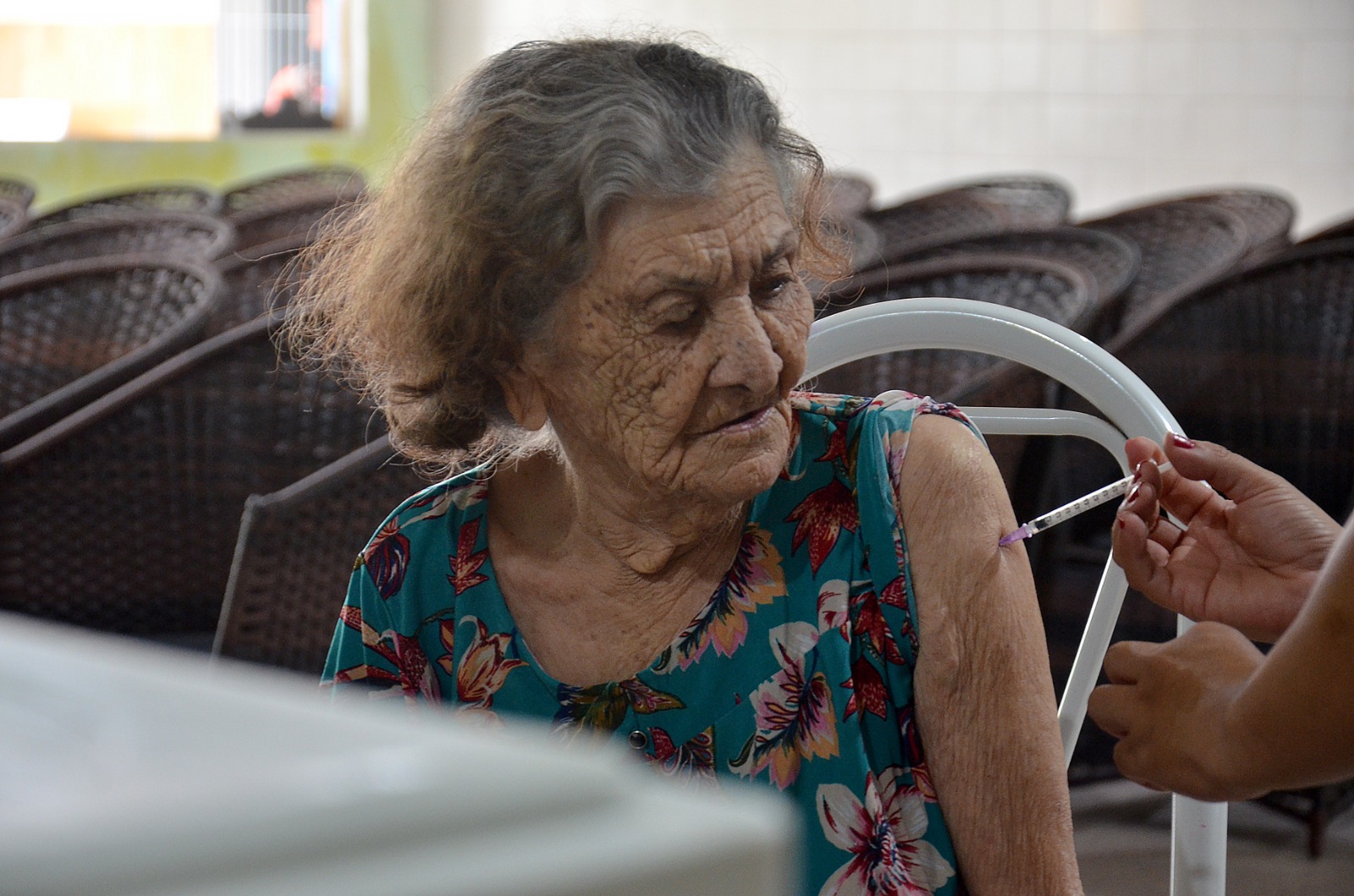 Pessoas a partir de 85 anos começam a receber vacina Pneumo 20 em Campina Grande