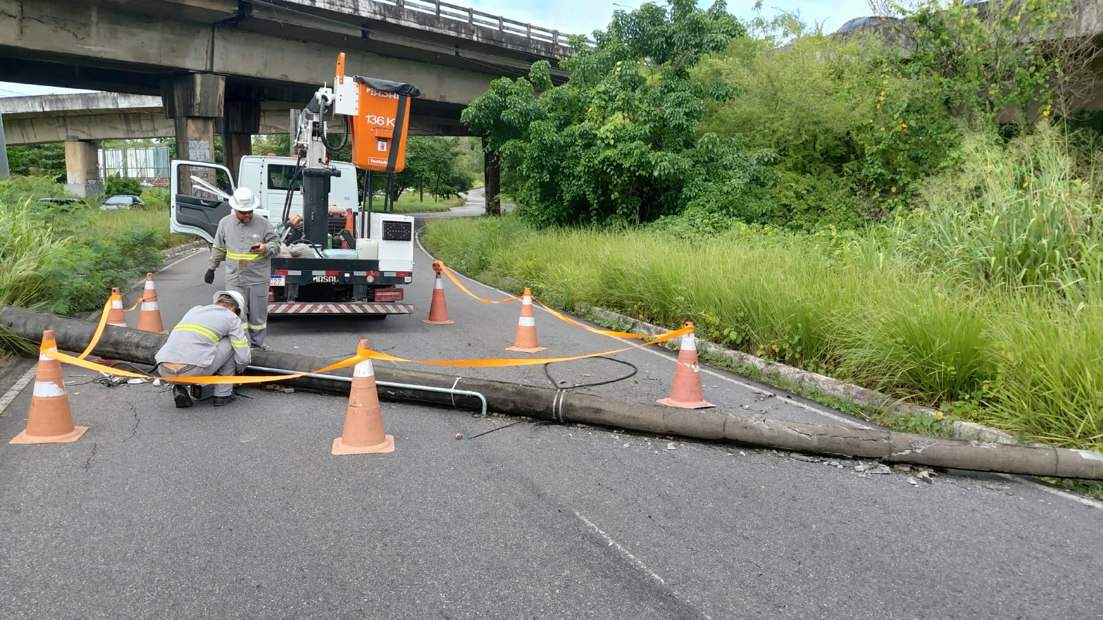 Poste cai e interdita parte da Avenida Sanhauá, em João Pessoa
