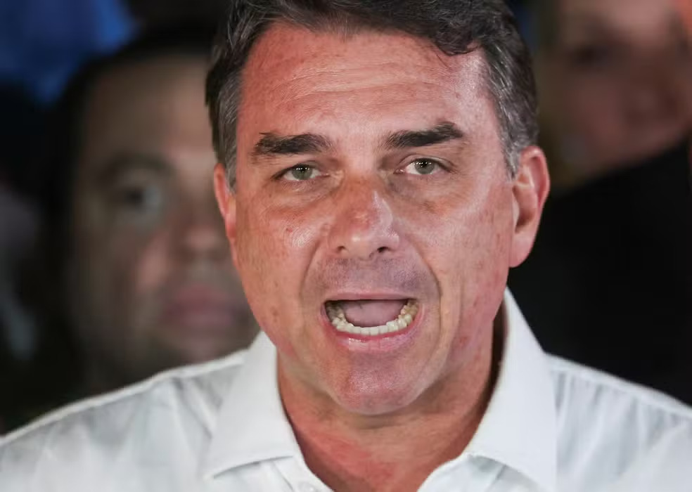 veja quanto Flávio Bolsonaro pode continuar recebendo mesmo fora do Brasil — Salário de senador