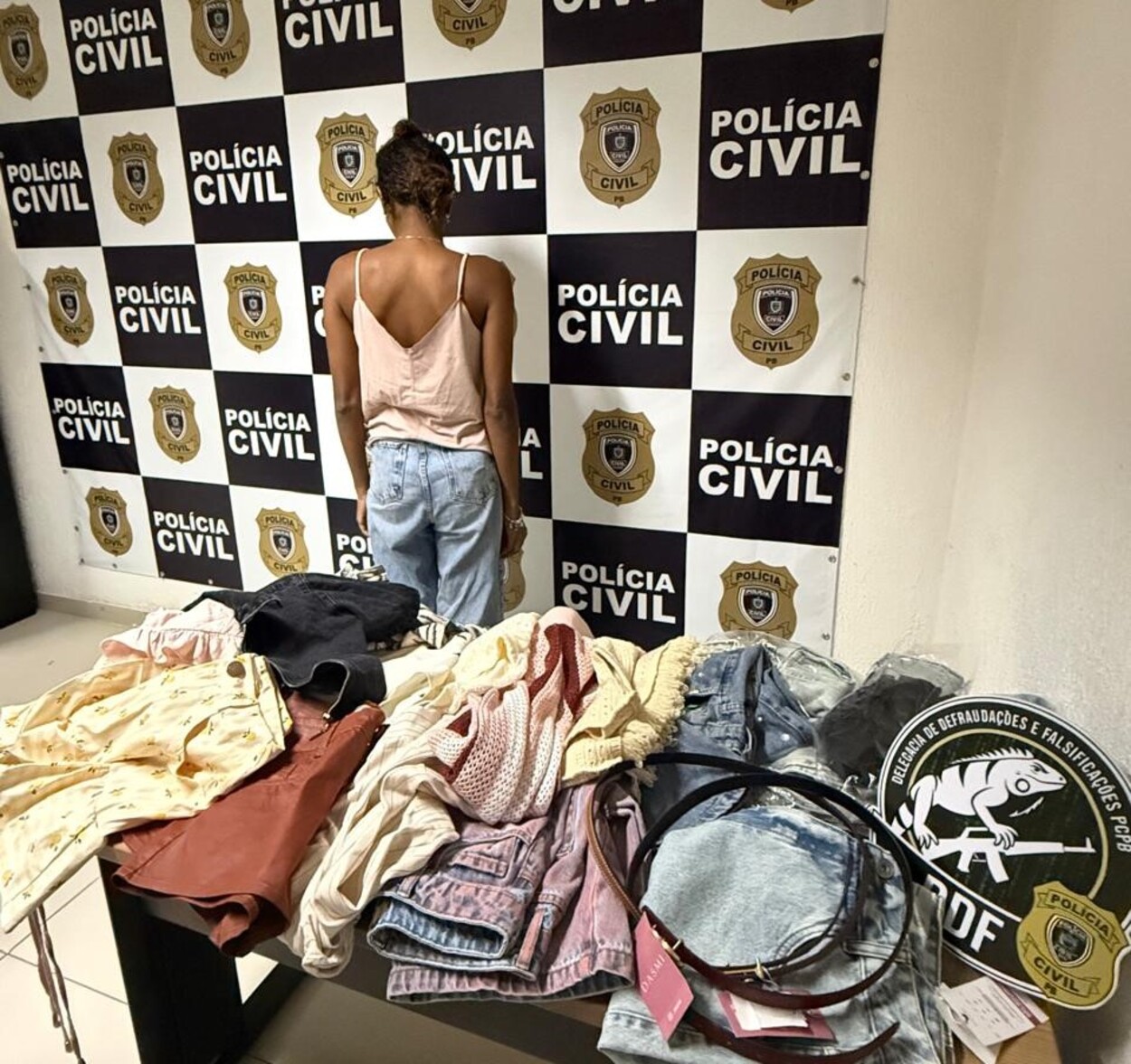 Suspeita de aplicar golpes em loja roupas femininas é presa em João Pessoa