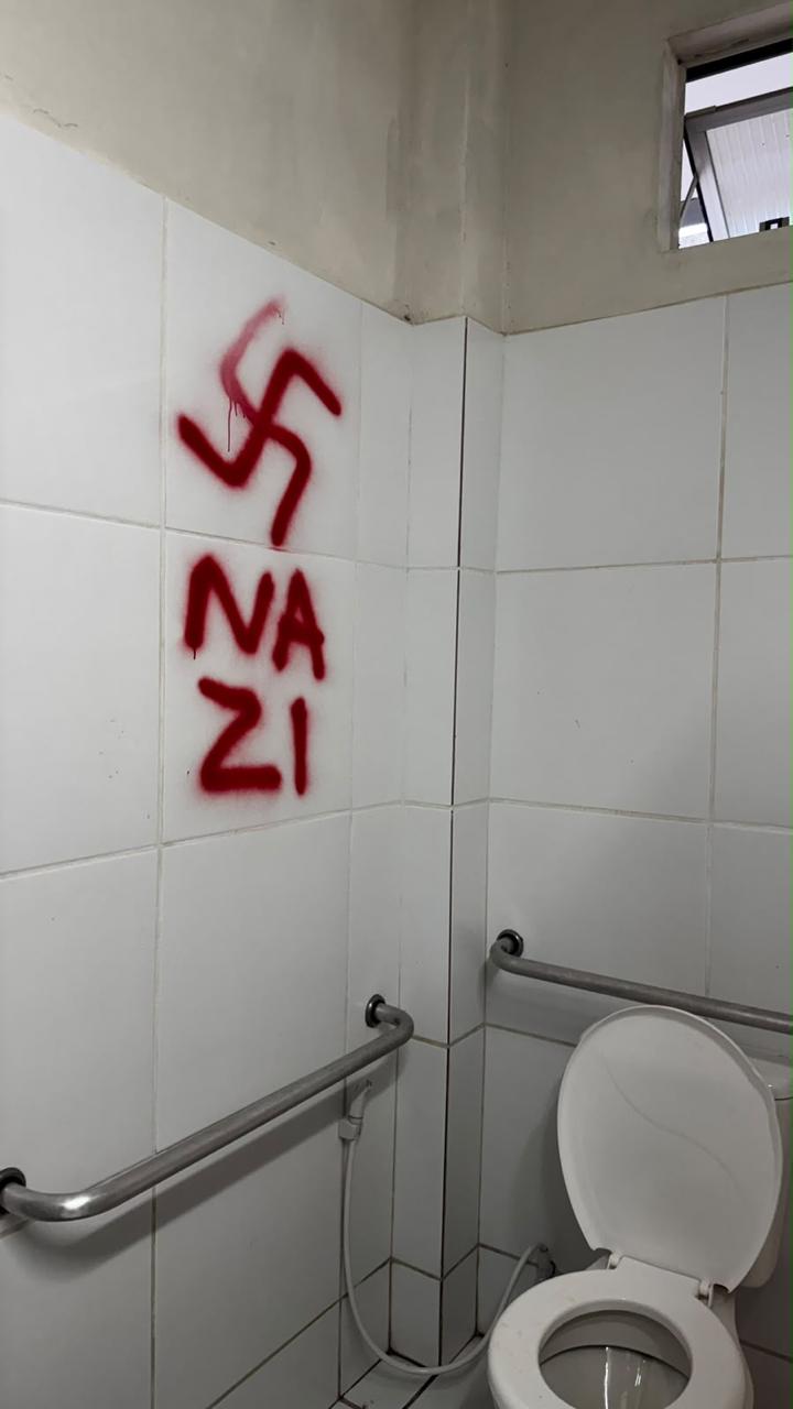UFPB denuncia pichações com símbolos do nazismo em banheiros; MPE apura confronto na UFCG