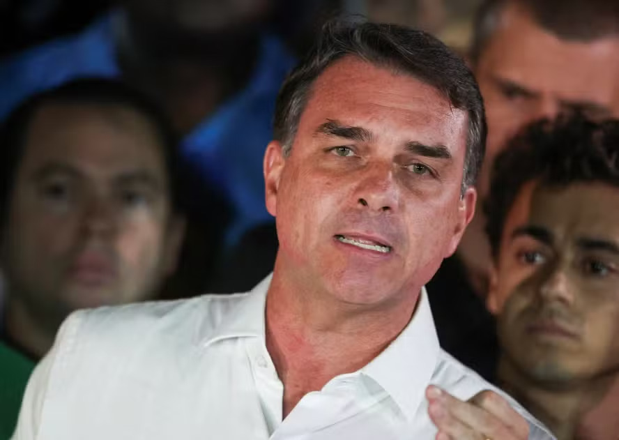 Entenda: Flávio pode perder o mandato de senador após fuga? Veja o que diz a Constituição