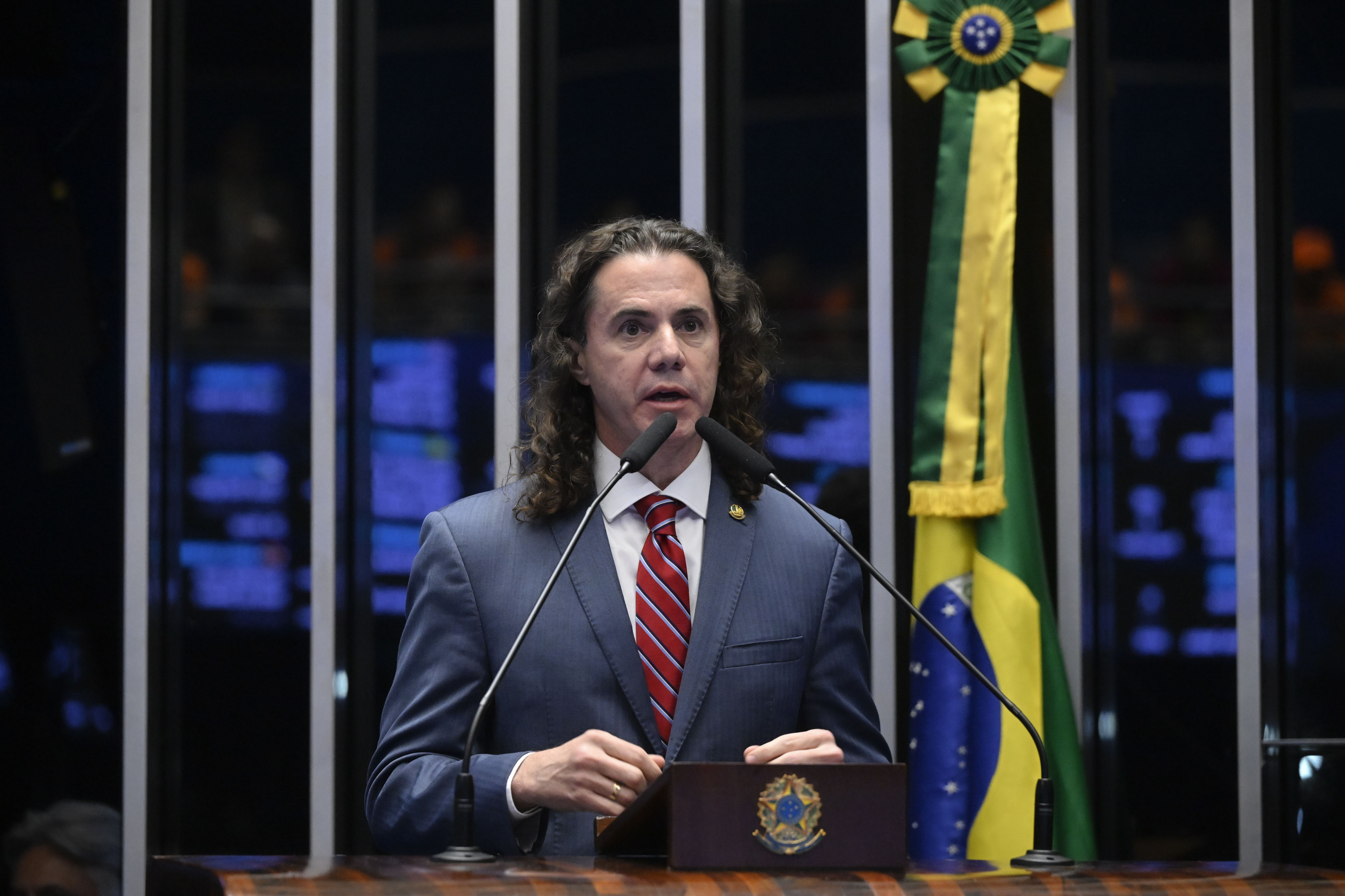 Veneziano alerta para risco de mudanças na PEC do fim da escala 6x1 se Flávio Bolsonaro vencer