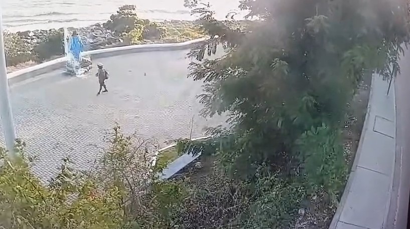 Vídeo mostra briga entre dois homens que danificou proteção da estátua de Iemanjá, em João Pessoa