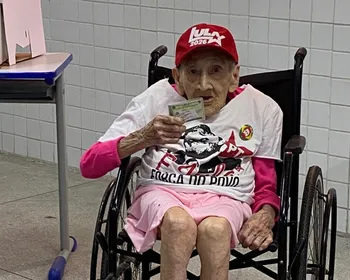 'Minha ídola total', diz Daniela Mercuy sobre idosa de 114 anos que votou no 2º turno na Paraíba