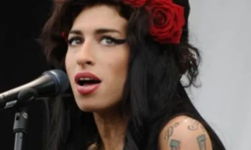 
				
					Amy Winehouse morreu há 10 anos. Foi grande voz desse começo do século XXI
				
				