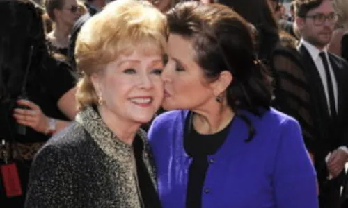 
				
					Debbie Reynolds, mãe de Carrie Fisher, morre 1 dia após a filha
				
				