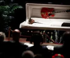 Chuck Berry é enterrado com sua guitarra Gibson
