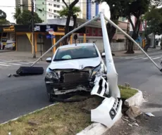 Carro derruba poste em cruzamento da Avenida Epitácio Pessoa