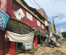 Marquise de loja de motos cai no Centro de João Pessoa na tarde desta sexta