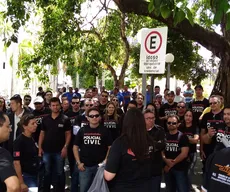 Policiais Civis protestam e pedido de vista adia votação de projeto