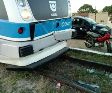 Trem colide com carro em Santa Rita, na Grande João Pessoa