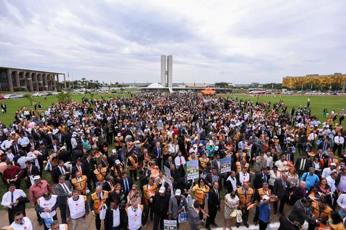 
				
					Marcha: de pires na mão, prefeitos invadem Brasília por mais recursos
				
				