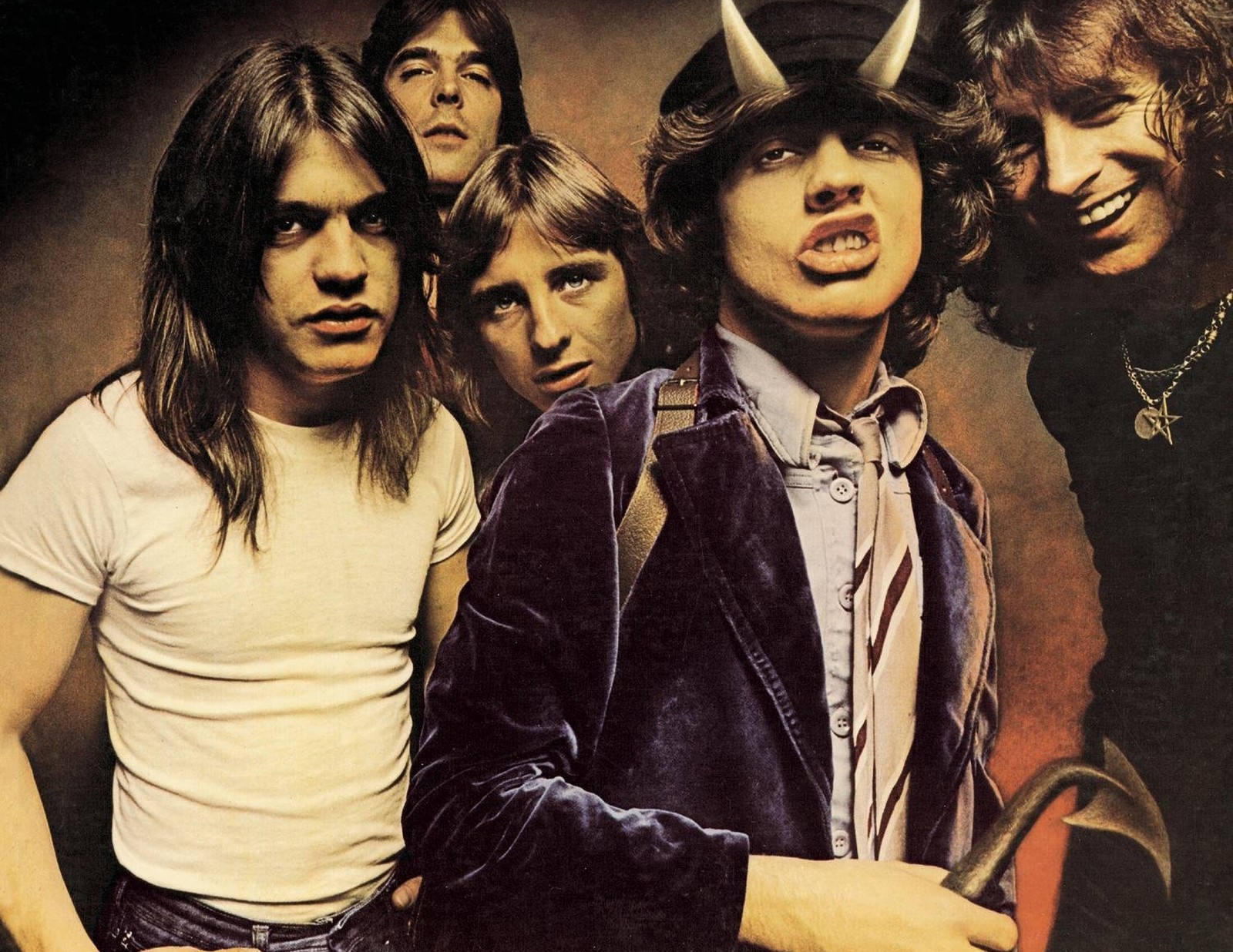 
				
					Morre aos 64 anos Malcolm Young, guitarrista do AC/DC
				
				