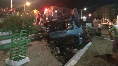 
				
					Motorista com sinais de embriaguez tomba caminhão no Sertão da PB
				
				