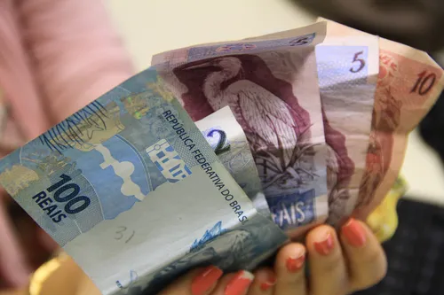 
				
					Novo salário mínimo será de R$ 1.039 para 2020 e passa a vigorar a partir desta quarta
				
				