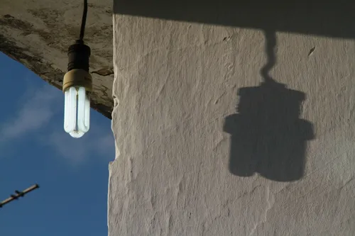 
				
					Conta de luz fica mais cara após Aneel reajustar valor da bandeira tarifária vermelha 2 em 52%
				
				