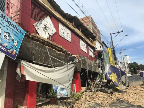 
				
					Marquise de loja de motos cai no Centro de João Pessoa na tarde desta sexta
				
				