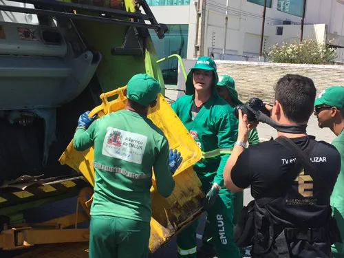 
				
					Padre Reginaldo Manzotti vive dia de gari em João Pessoa
				
				