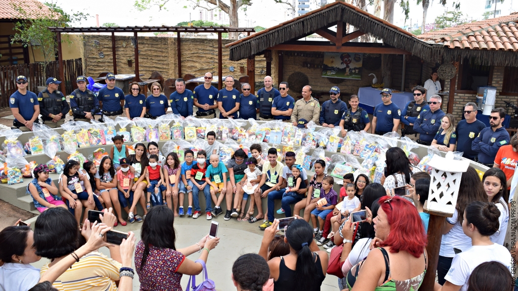 
                                        
                                            Agentes da PRF promovem evento para as crianças com câncer em CG
                                        
                                        