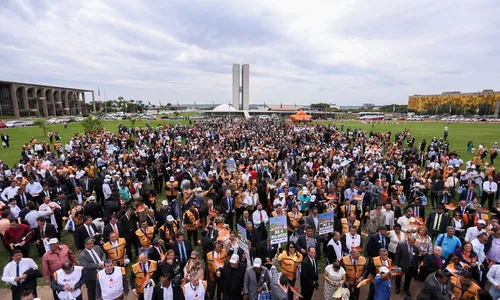 
                                        
                                            Prefeitos invadem Brasília e pedem R$ 4 bilhões para socorrer municípios
                                        
                                        