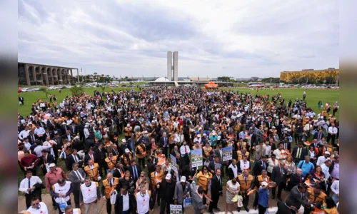 
				
					Prefeitos invadem Brasília e pedem R$ 4 bilhões para socorrer municípios
				
				