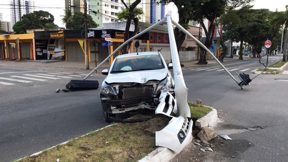 
                                        
                                            Carro derruba poste em cruzamento da Avenida Epitácio Pessoa
                                        
                                        