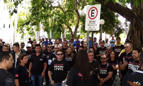 
                                        
                                            Policiais Civis protestam e pedido de vista adia votação de projeto
                                        
                                        