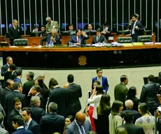 Congresso restabelece limite de 10% da renda do candidato para campanha