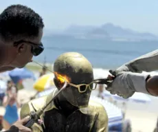 Estátua de Drummond na praia de Copacabana ganha novos óculos
