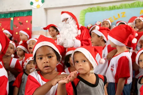 
				
					Fim do prazo: 40% das cartinhas do Papai Noel dos Correios ainda não foram adotadas
				
				