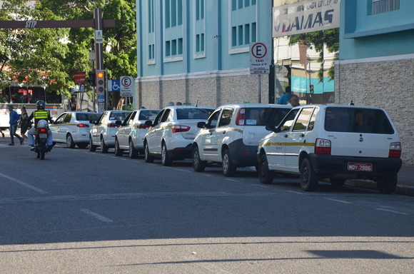 
				
					Taxistas passam cobrar bandeira 2 a partir desta sexta
				
				